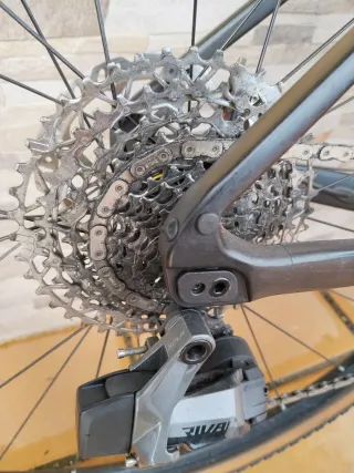 Bicicleta Gravel Giant Revolt Advance.