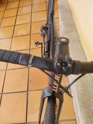 Bicicleta Gravel Giant Revolt Advance.