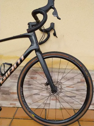 Bicicleta Gravel Giant Revolt Advance.