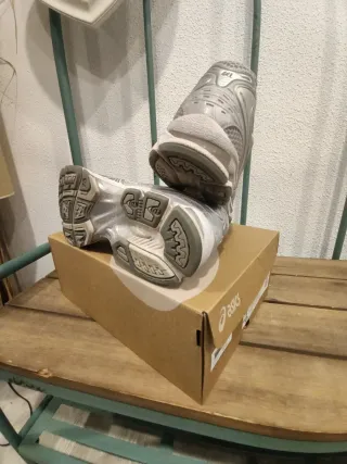 Deportivas ASICS plateadas y blancas