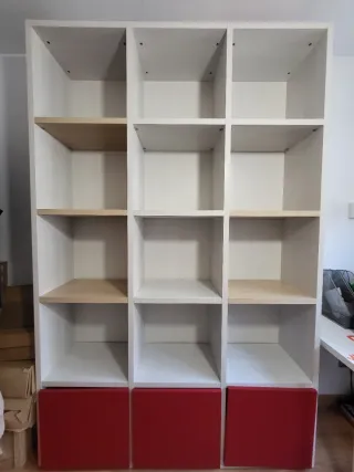 Estantería y cama nido en madera,blanco,cajón rojo