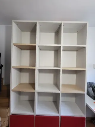 Estantería y cama nido en madera,blanco,cajón rojo