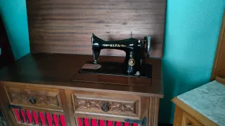 Máquina de coser ALFA negra y dorada