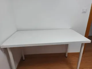 Mesa de escritorio blanca
