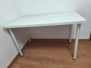 Mesa de escritorio blanca
