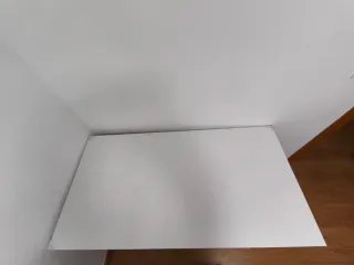 Mesa de escritorio blanca