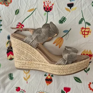 Cuñas sandalias beige y doradas