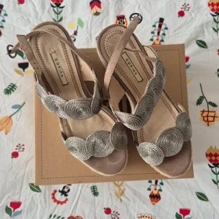 Cuñas sandalias beige y doradas