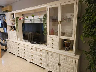 Mueble de salón blanco.