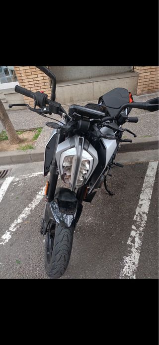 KTM 125 Duke Negra y Naranja