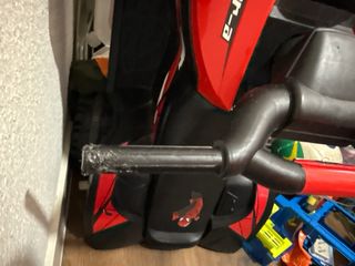 Quad eléctrico infantil negro y rojo