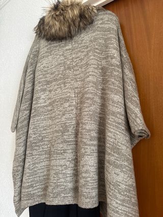 Capa mujer con cuello de pelo