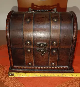 Cofanetto in legno con dettagli metallici