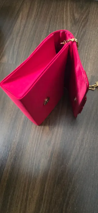 Bolso de fiesta rojo con cadena dorada