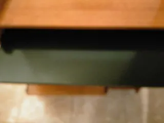 Mesa portatilde estudio de madera con ruedas.