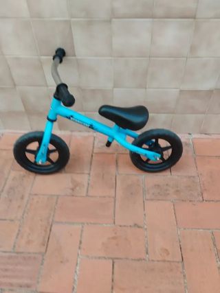 Bicicleta sin pedales azul