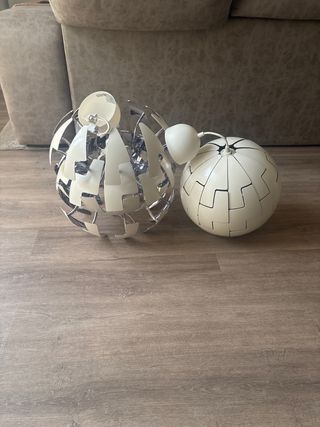 Lámparas de techo plateadas y blancas