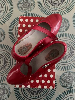 Zapatos de tacón rojos para feria