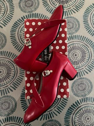 Zapatos de tacón rojos para feria