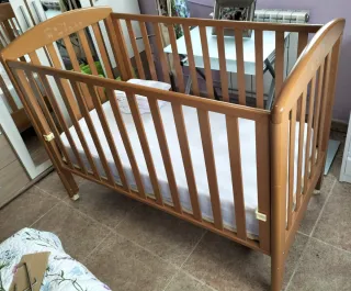 Cuna de madera para bebé.