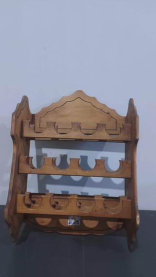 Mueble de madera para colgar vinos