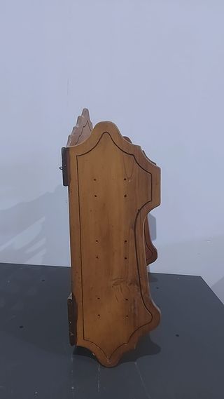 Mueble de madera para colgar vinos