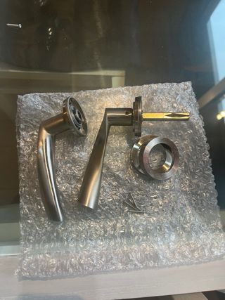 Manivela de puerta de metal