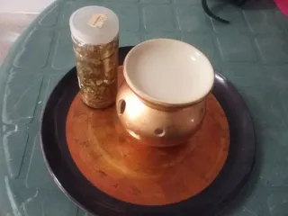 Juego aromático dorado con piedrecitas