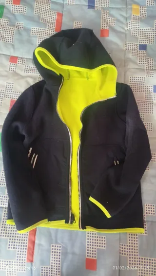 Chaqueta infantil con capucha