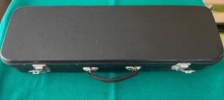 Violín pequeño con estuche y arco