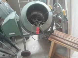 Hormigonera trifásica pequeña en buenas condicione