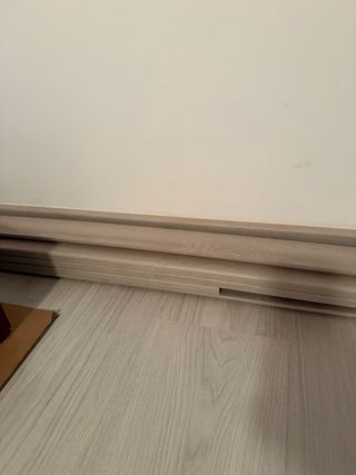 Rodapiés imitación madera grisácea