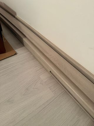 Rodapiés imitación madera grisácea