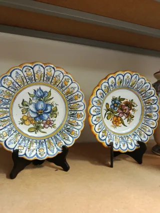 Dos Platos de cerámica decorados