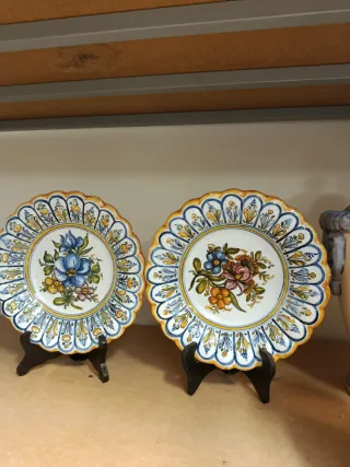 Dos Platos de cerámica decorados