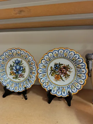 Dos Platos de cerámica decorados