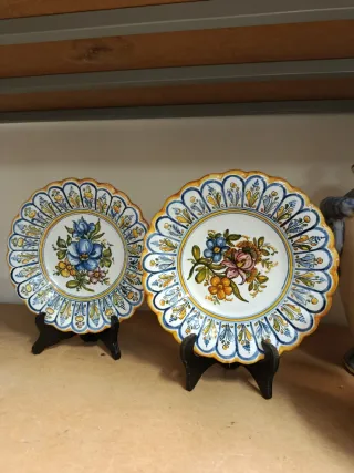 Dos Platos de cerámica decorados
