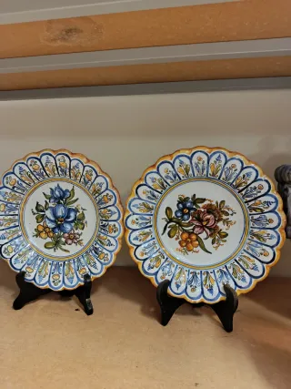 Dos Platos de cerámica decorados