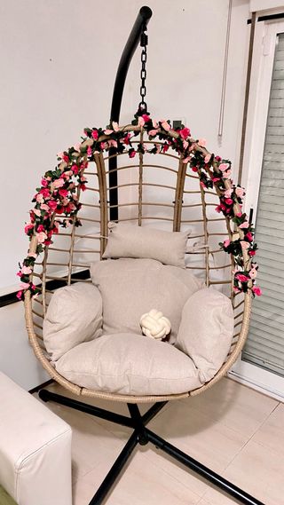 Silla colgante Jysk ratán beige y flores