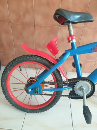 Bicicleta infantil Spiderman azul