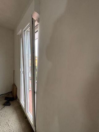 Ventana balconera PVC blanca oscilobatiente