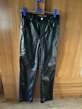 Pantalón de cuero negro