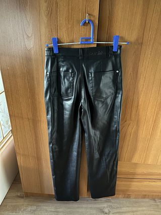 Pantalón de cuero negro
