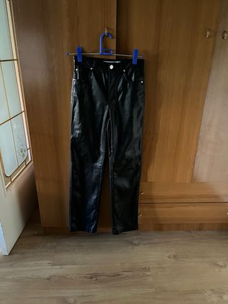 Pantalón de cuero negro