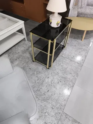 Mesa auxiliar cristal y metal dorada