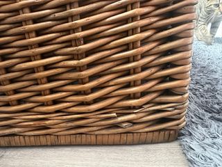 Baúl de mimbre y polipiel gris