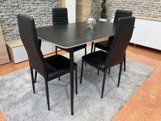 Mesa comedor con 4 sillas negras