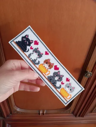 Segnalibro artigianale a punto croce – gatti tazze