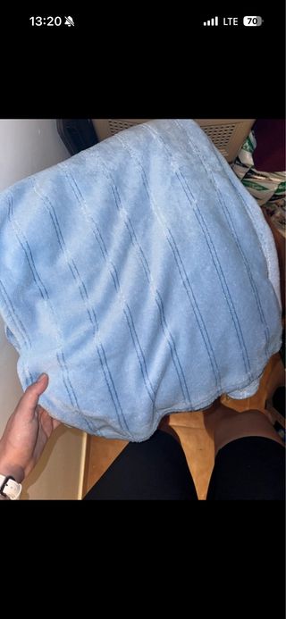 Manta de cama azul con rayas