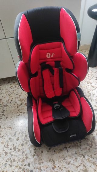 Silla de coche infantil roja y negra